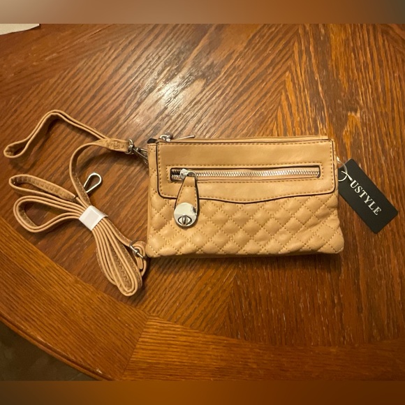 Nice Quilted Silver Hardware Wristlet Detachable Adjustable Strap Bag! - Picture 10 of 16